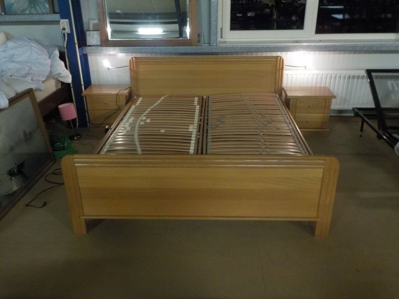 Massief blank eiken ledikant + 2 nachtkastjes + 2 elektrische bodems +lampj