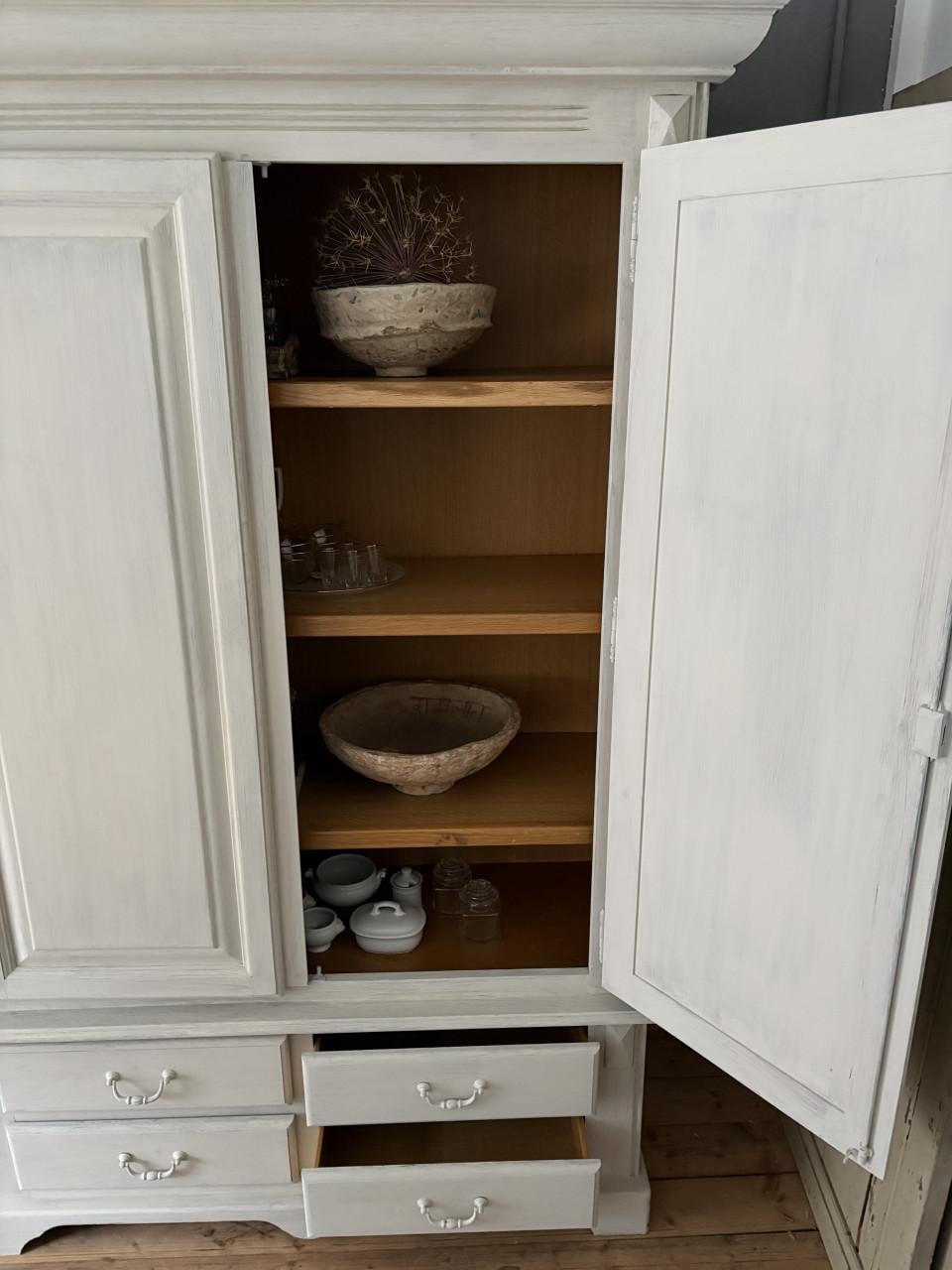 Grote kast met 2 deuren en 4 laadjes