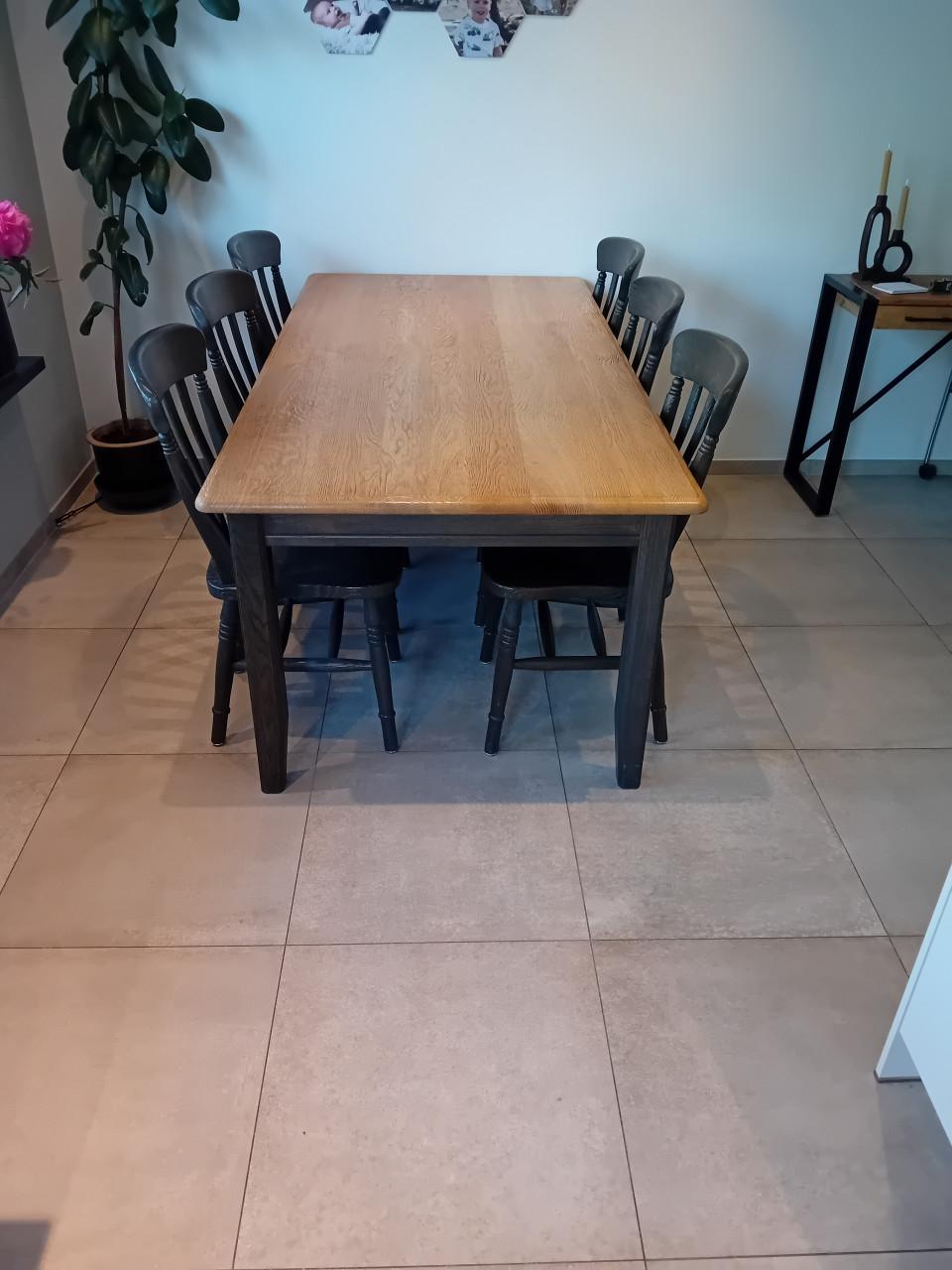 Tafel en stoelen
