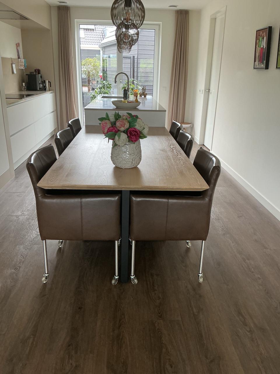 6 lederen eetkamerstoelen met armleuning kleur chocolade bruin i.z.g.s