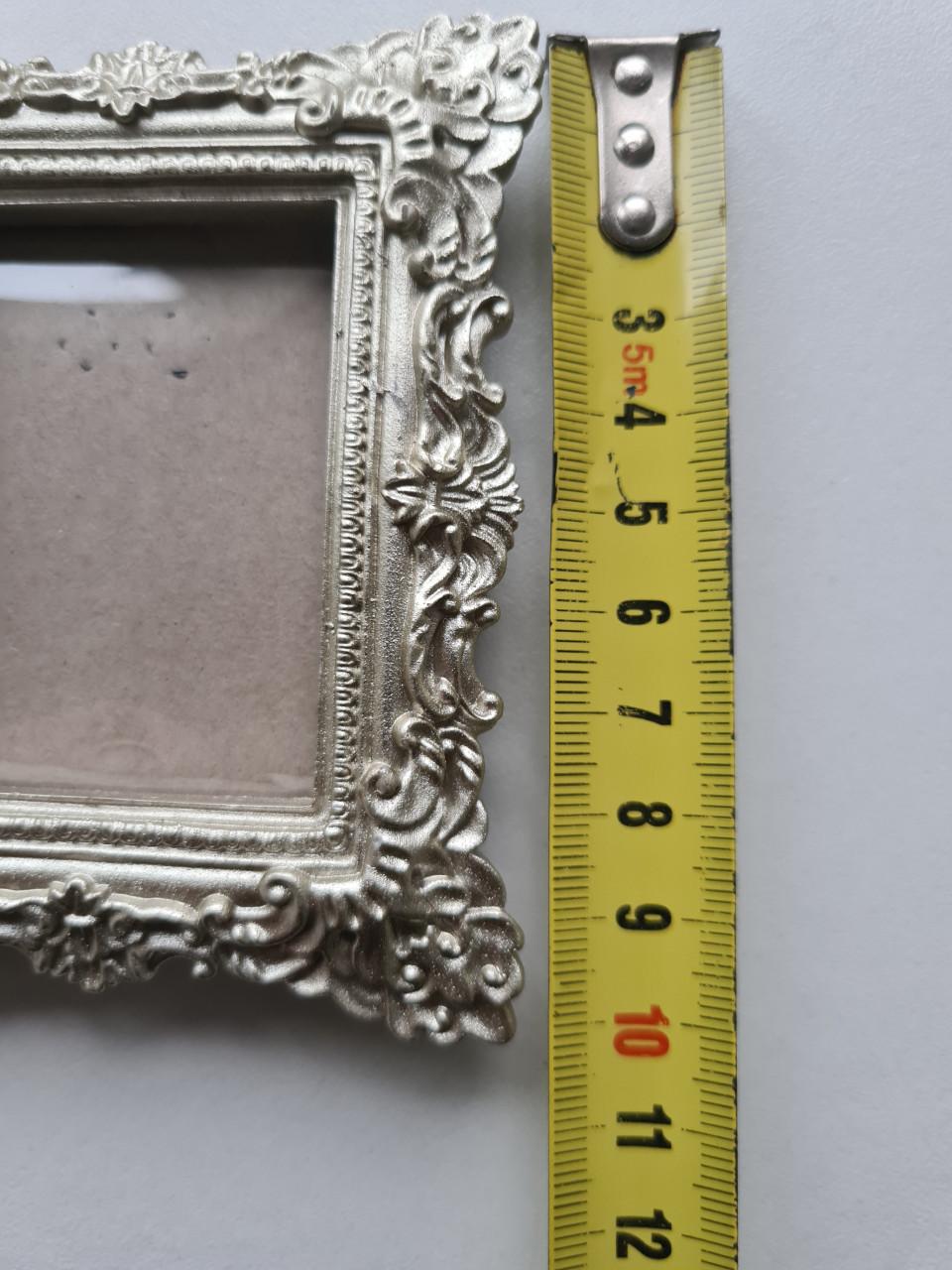 Zilver fotolijstje met zwart houten standaard