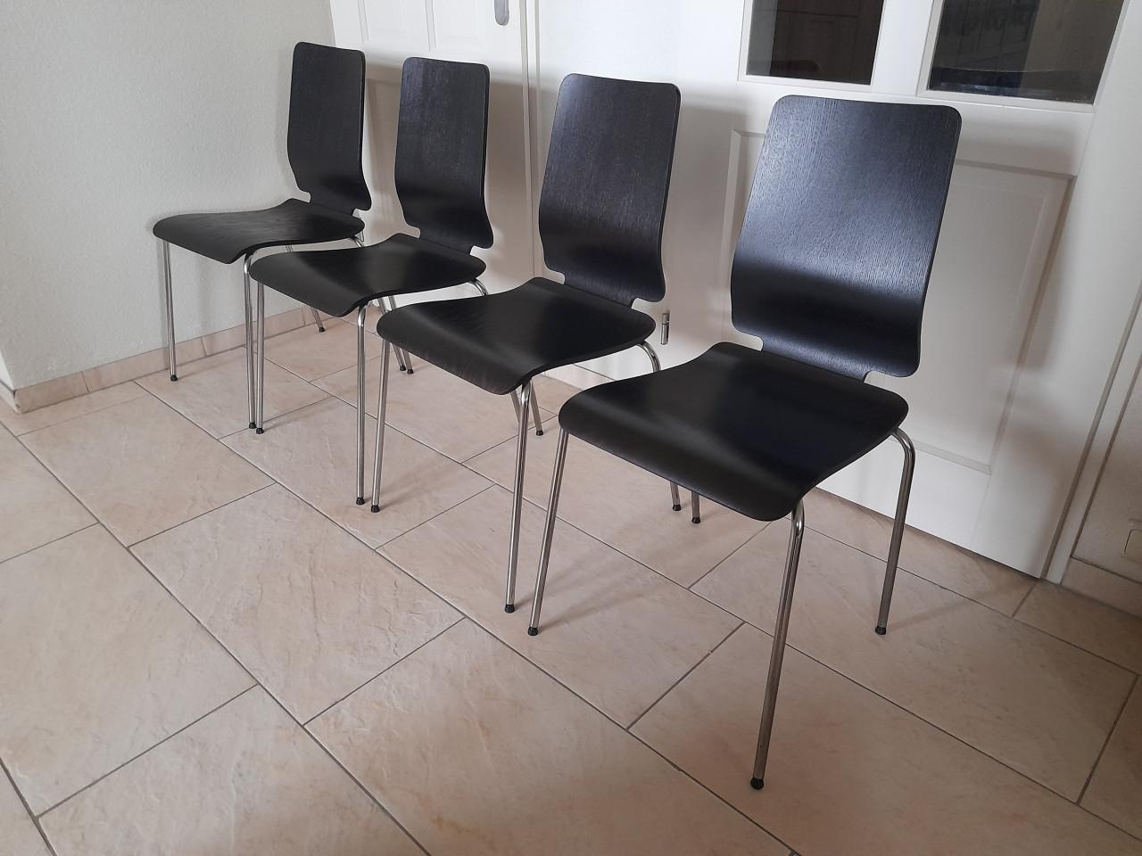 4 stoelen (stapelbaar) in goede staat !  materiaal; hout/metaal