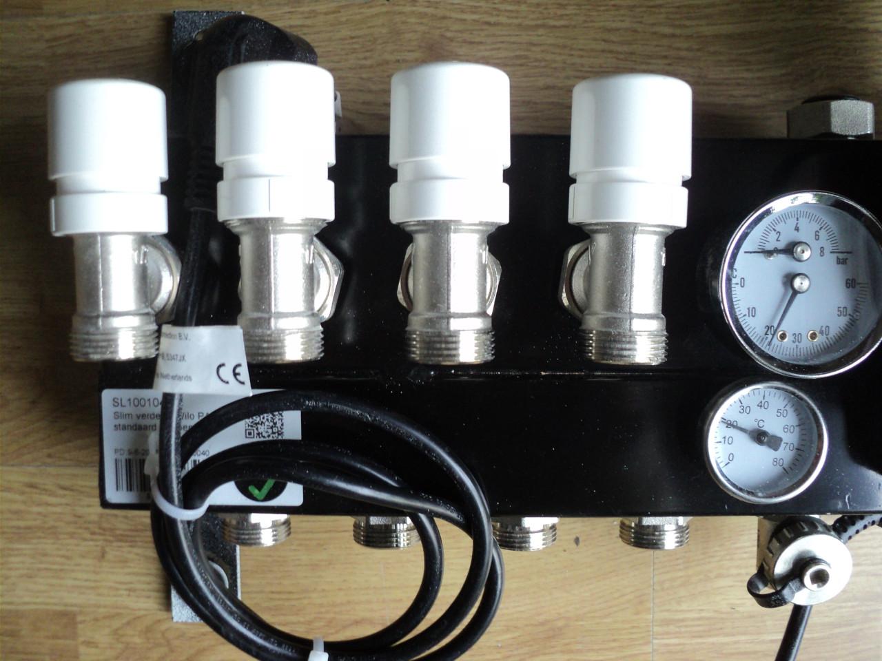 Vrijwel nieuwe 4 groep verdeler vloerverwarming ENERGI ZUINIGE pomp