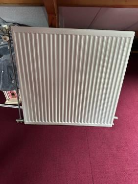 Te koop zo goed als nieuwe radiator met aansluitingen en beugels