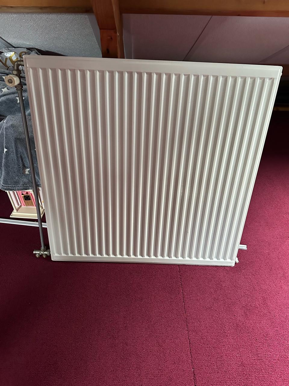 Te koop zo goed als nieuwe radiator met aansluitingen en beugels