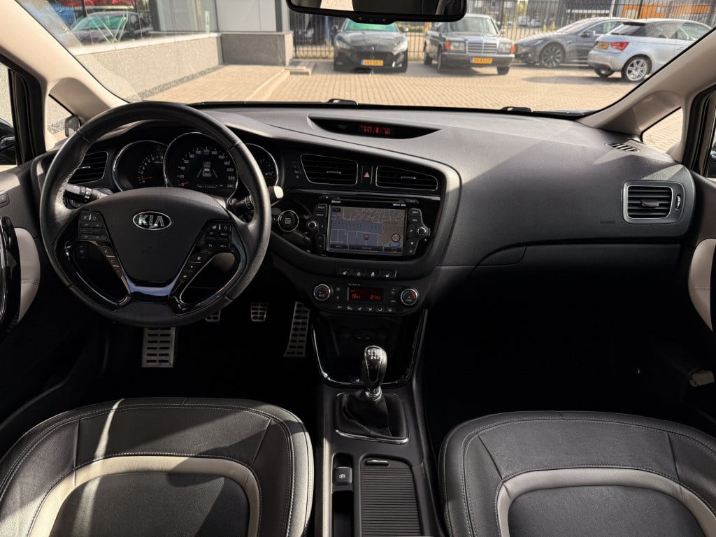 Kia Cee'd sportswagon 1.6 gdi businessline | pano | leder | stoel/stuur ver