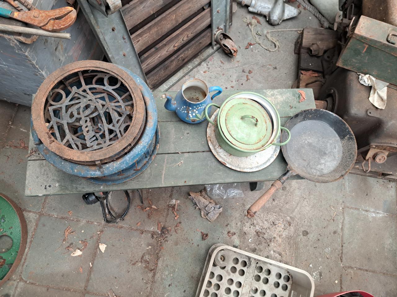 Emaille petroleumstel en wat overiger