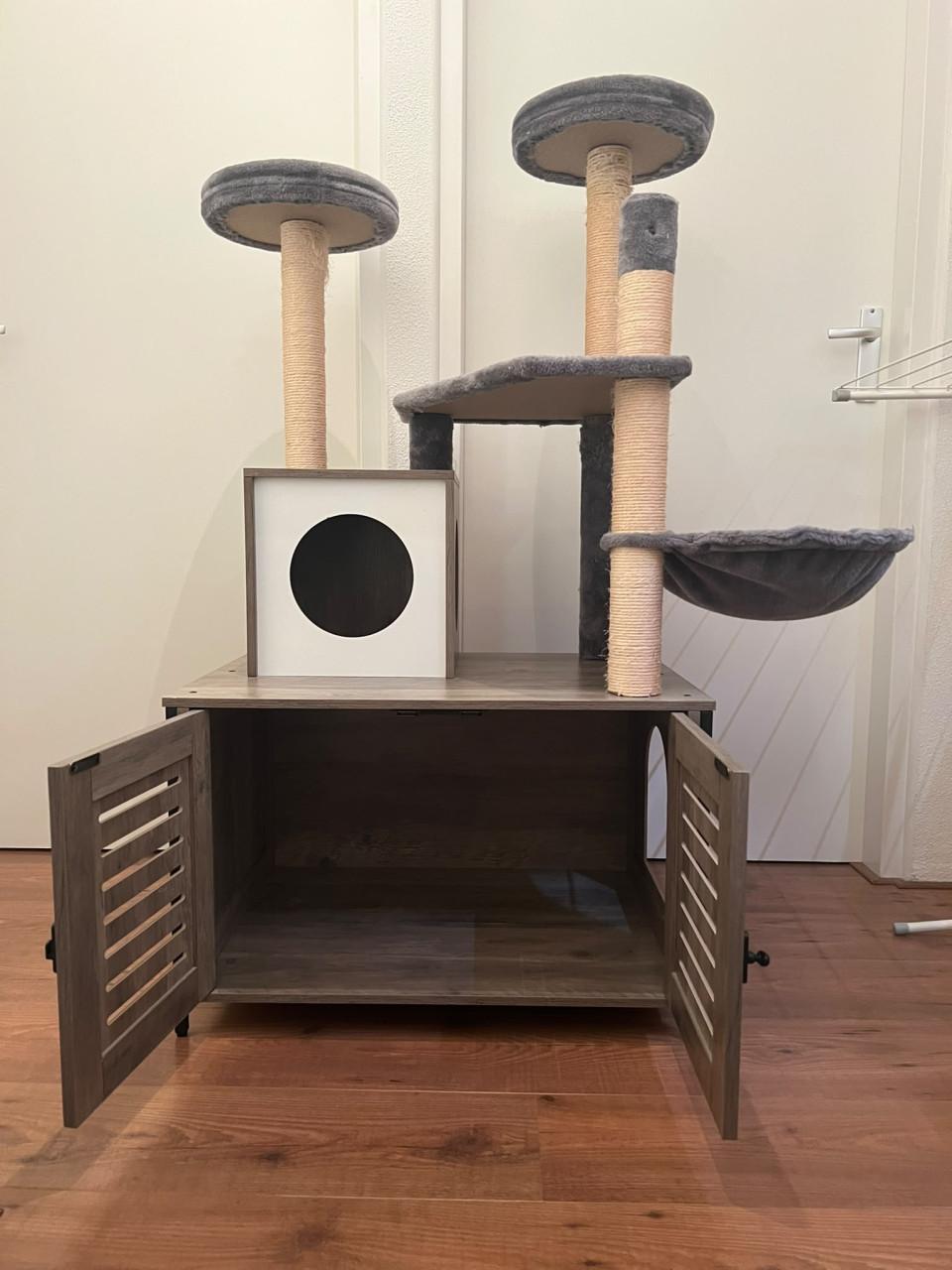 Kastje met krabpaal voor kattenbak