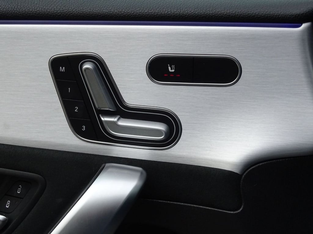 Mercedes-Benz A-Klasse 180 business solution amg | pano | led | el trekhaak