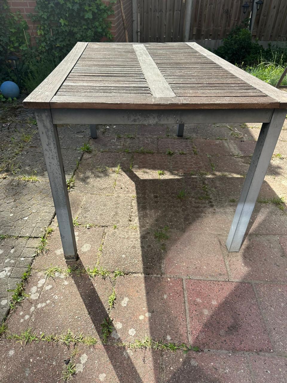 Vier tuinstoelen + opbergbak + tuintafel