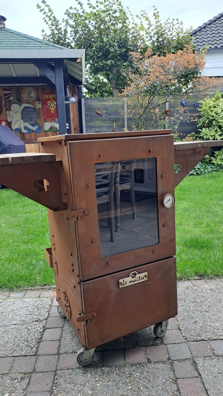 Le Maitre. Tuinhaard/terraskachel, BBQ en Rookoven