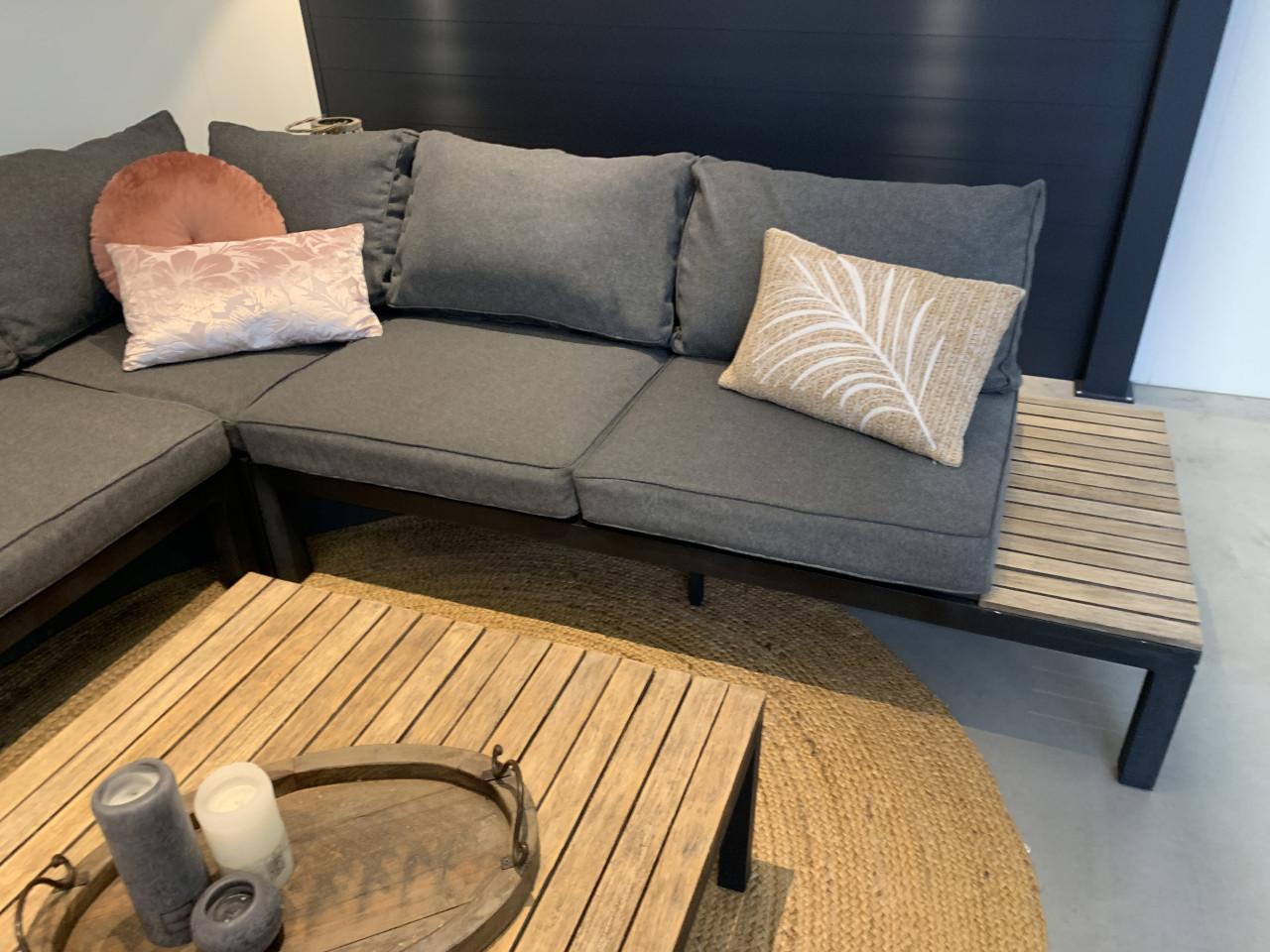 Loungset Alminium met hout en kussens en tafel.