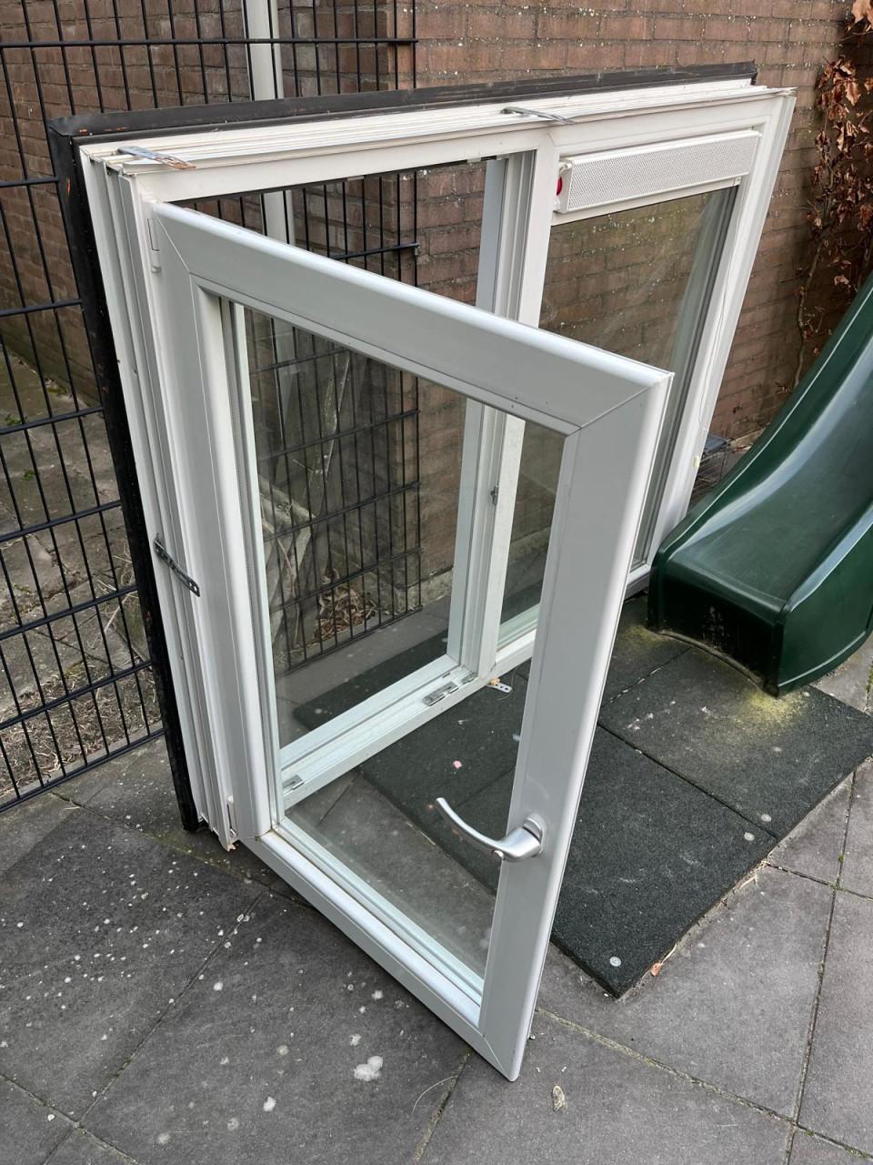Kunststof kozijn met draai-kiepraam (dubbel glas) | 153x131 cm