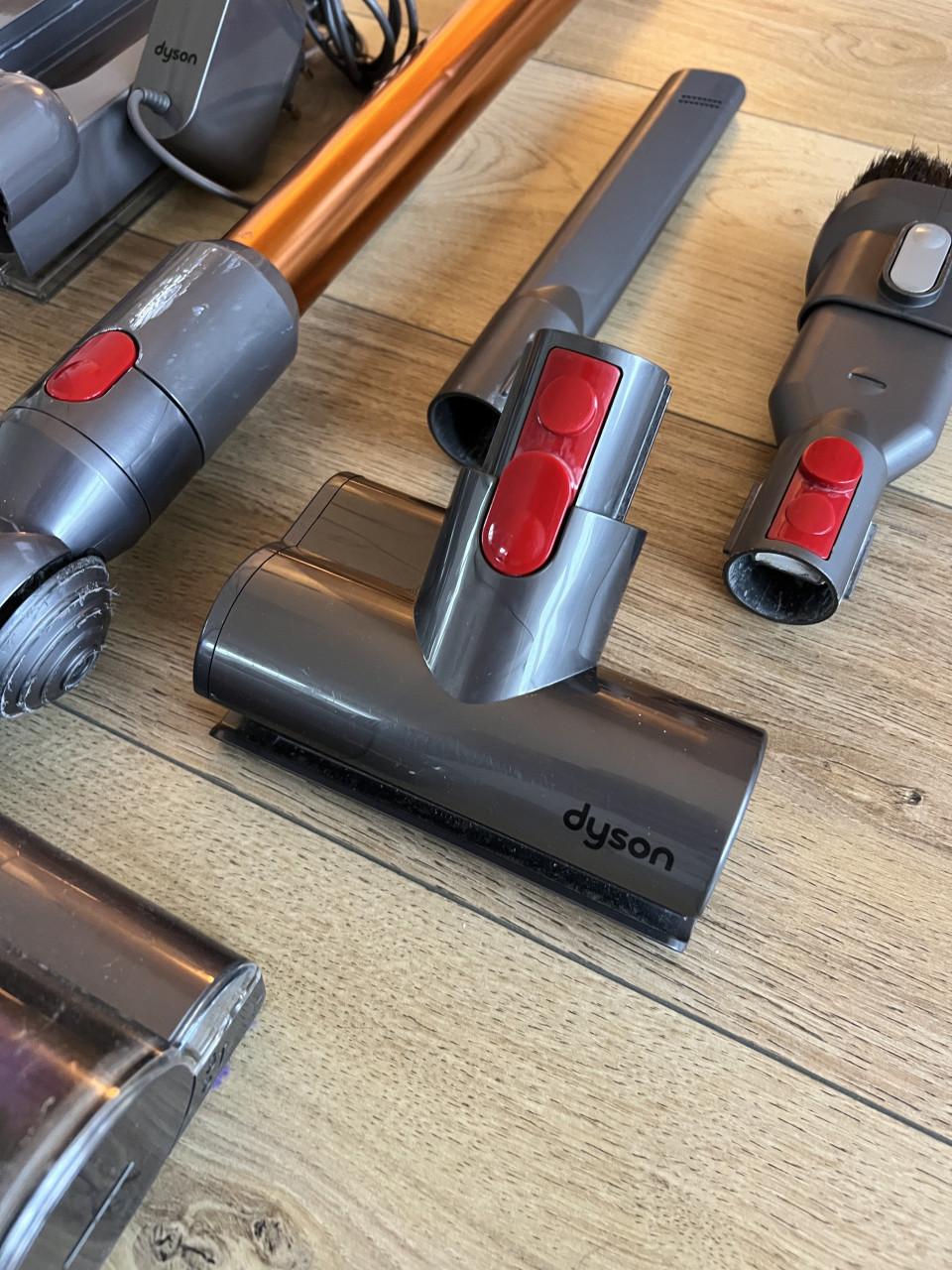 Dyson V8 steel, opzetstukken en laadstation