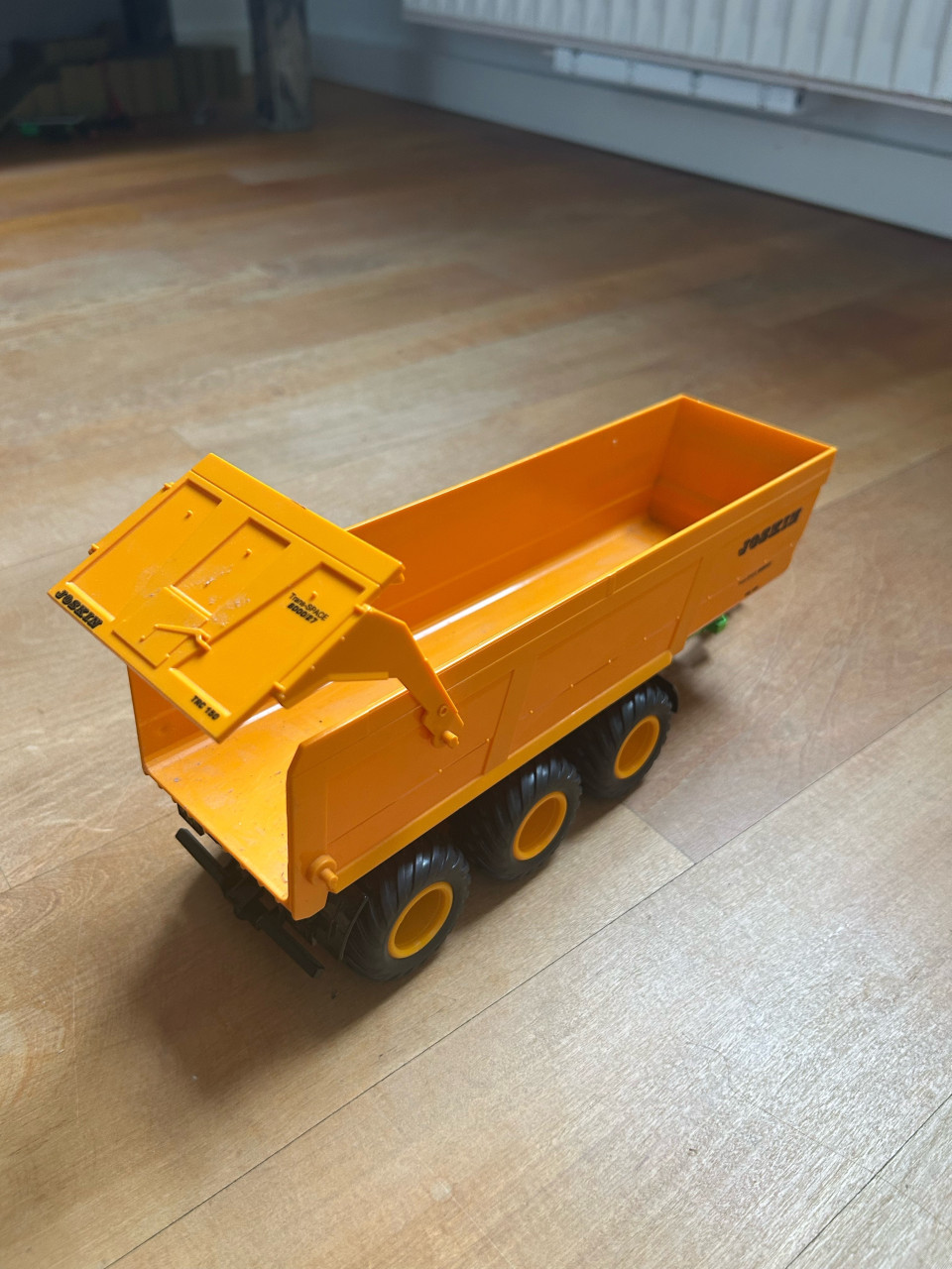 Siku Joskin kiepwagen 1:32