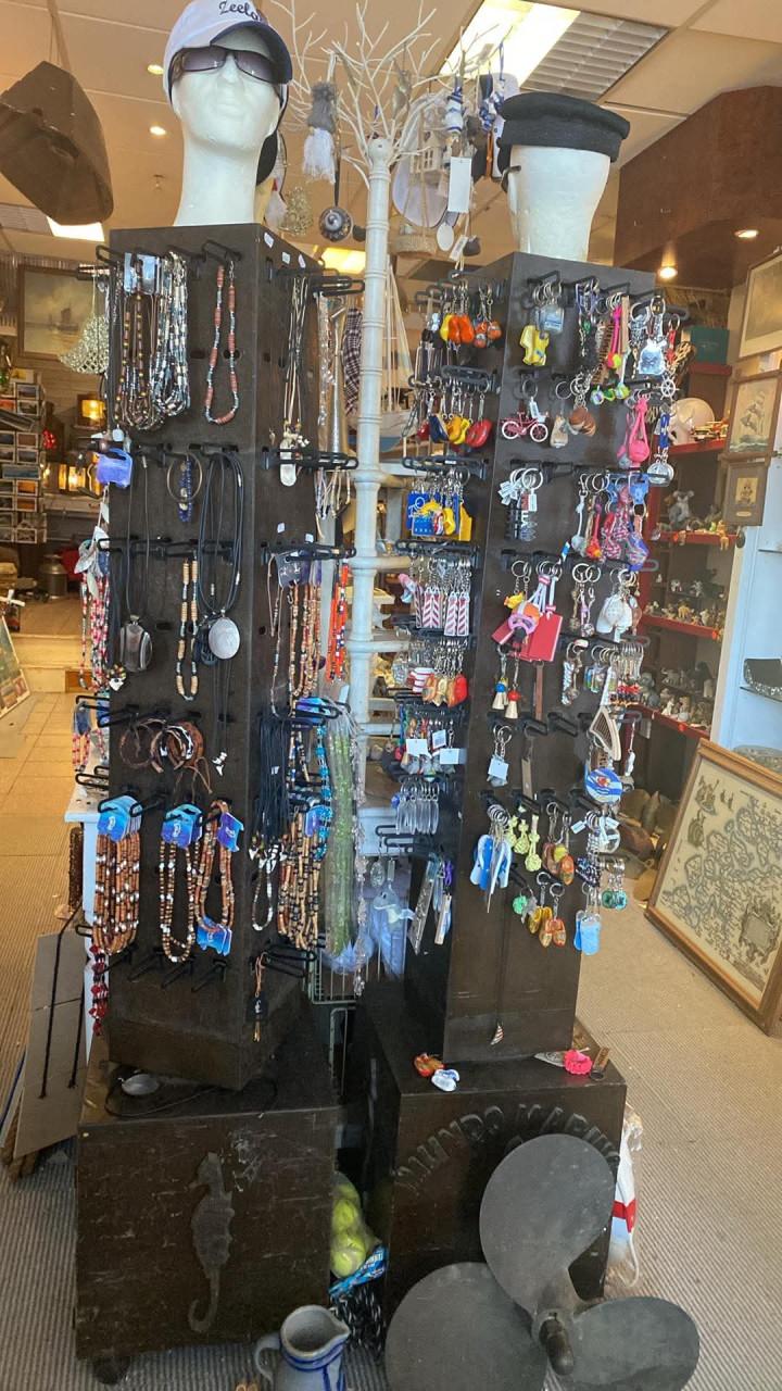 Winkelinventaris en restanten souveniers