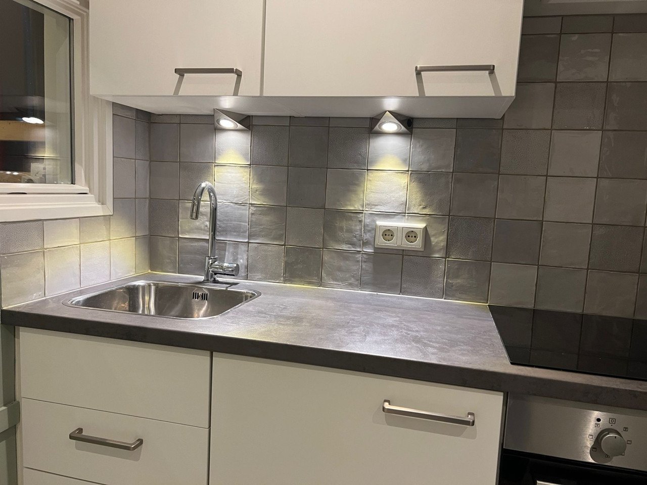 Compacte keuken met apparatuur