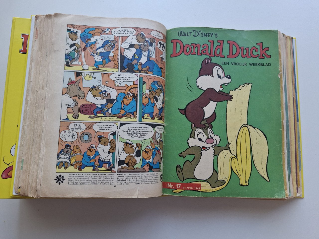2 x verzamelmap met oude Donald Ducks uit 1965 en 1966