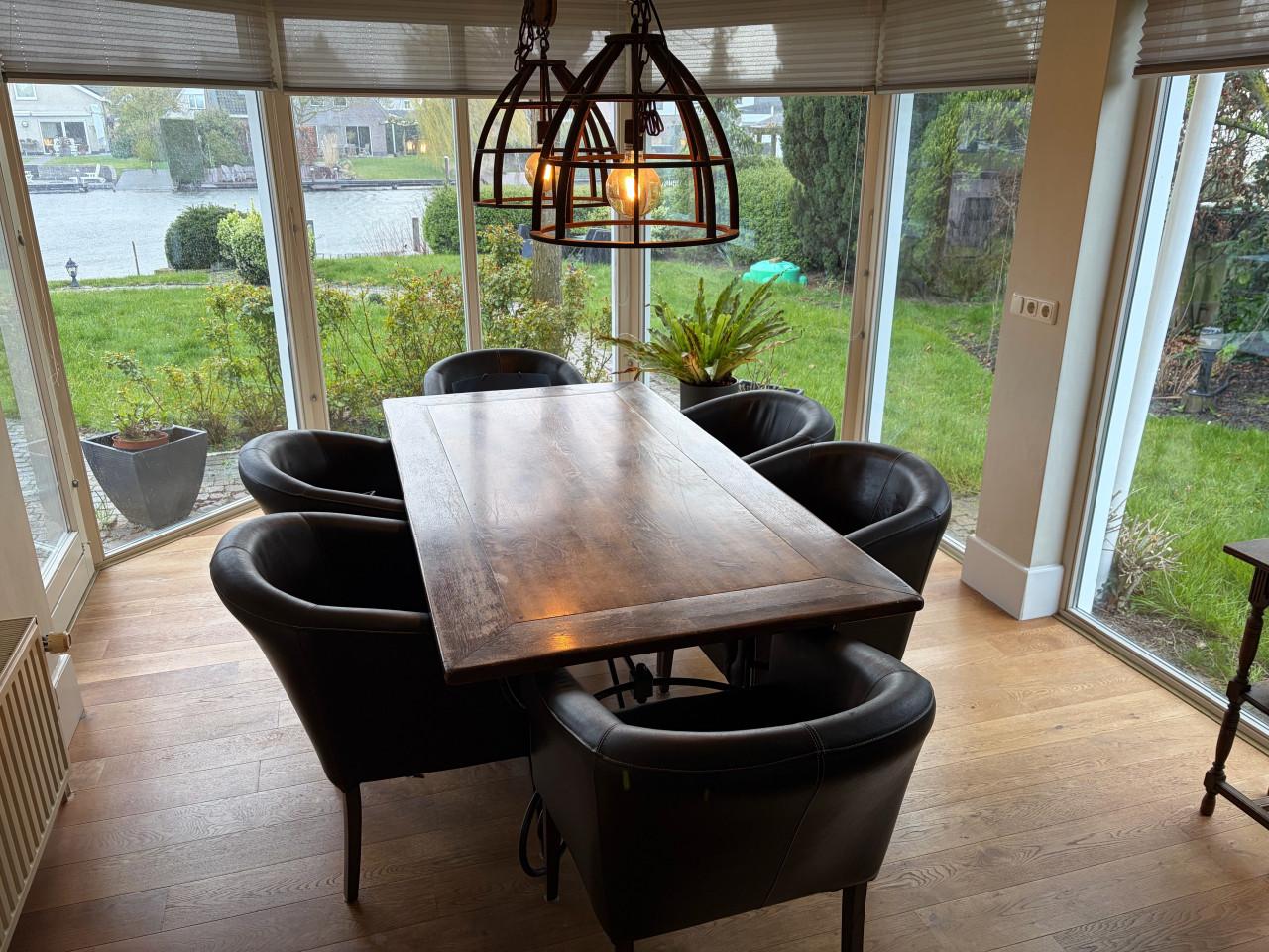 Eettafel met 6 stoelen