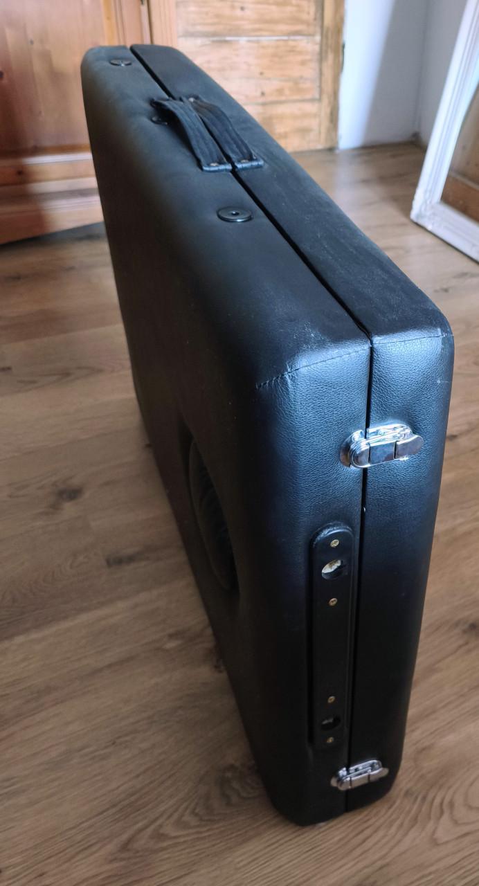 Te koop aangeboden draagbare uitklapbare massagetafel.