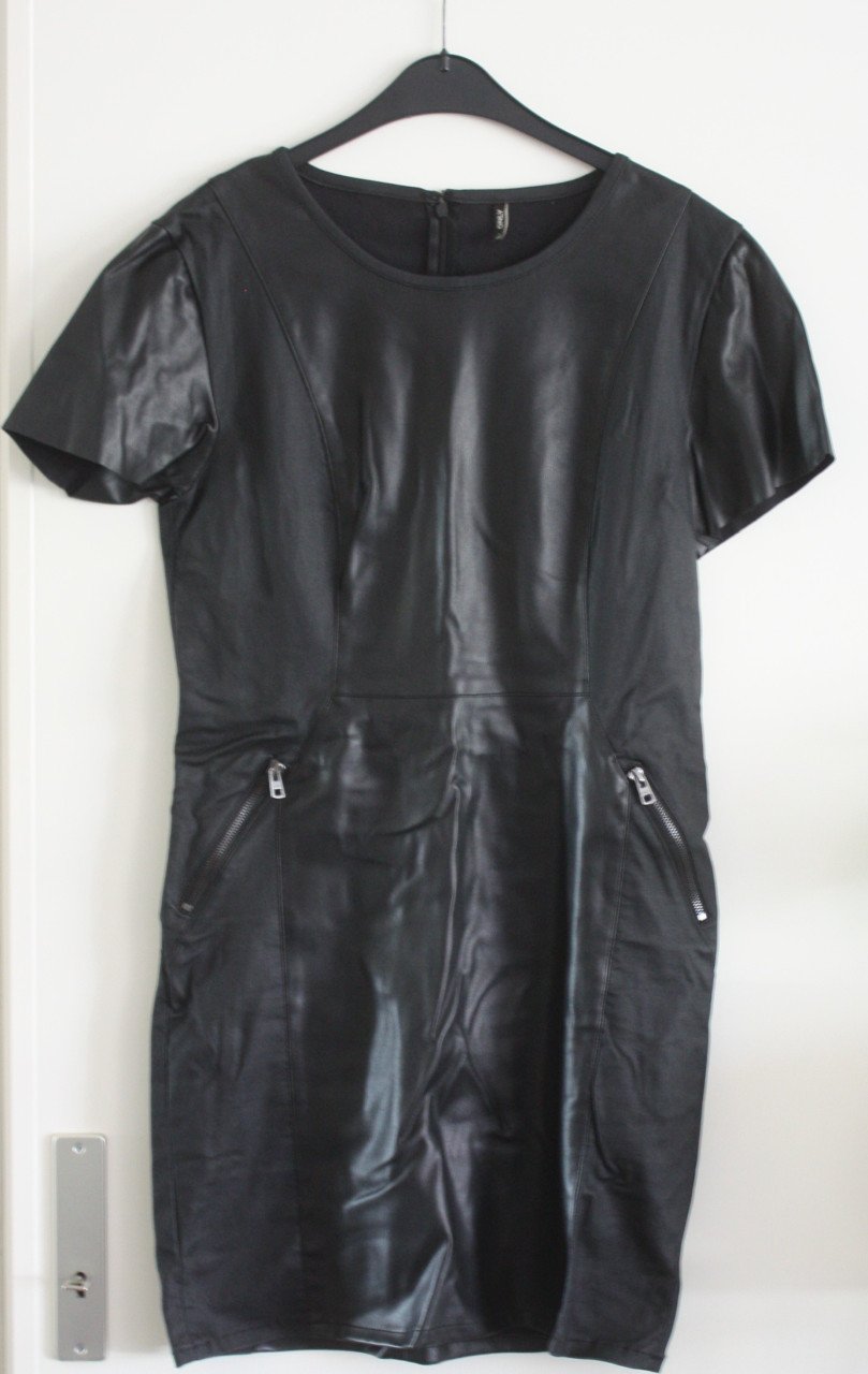 Zwarte lederlook jurk maat 42