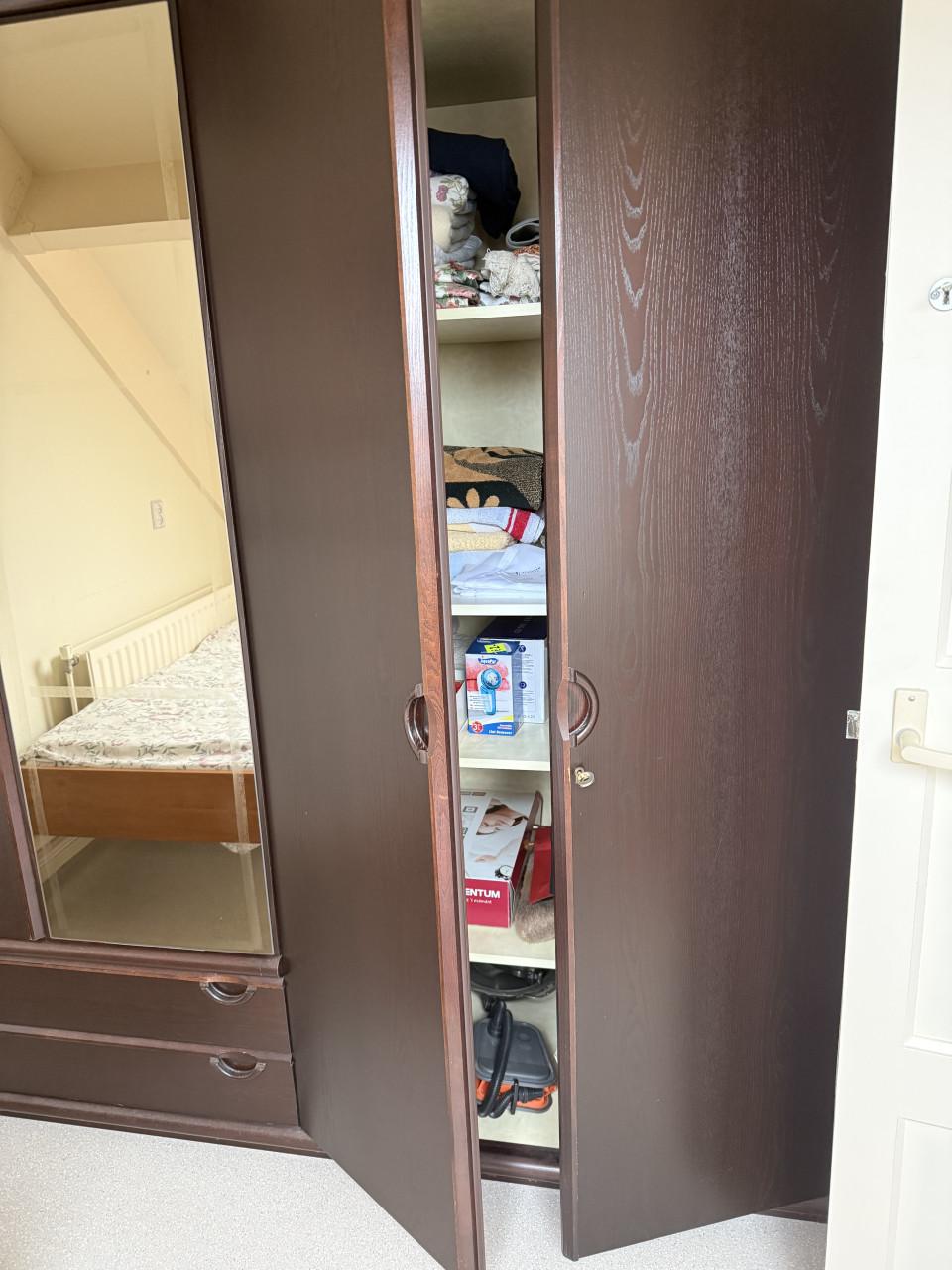 Massief kast en dress( dressoir bestaat uit 2 delen, naast elkaar op foto)