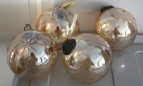 Set van 4 glazen kerstballen heksen ballen met gelsepen sterren