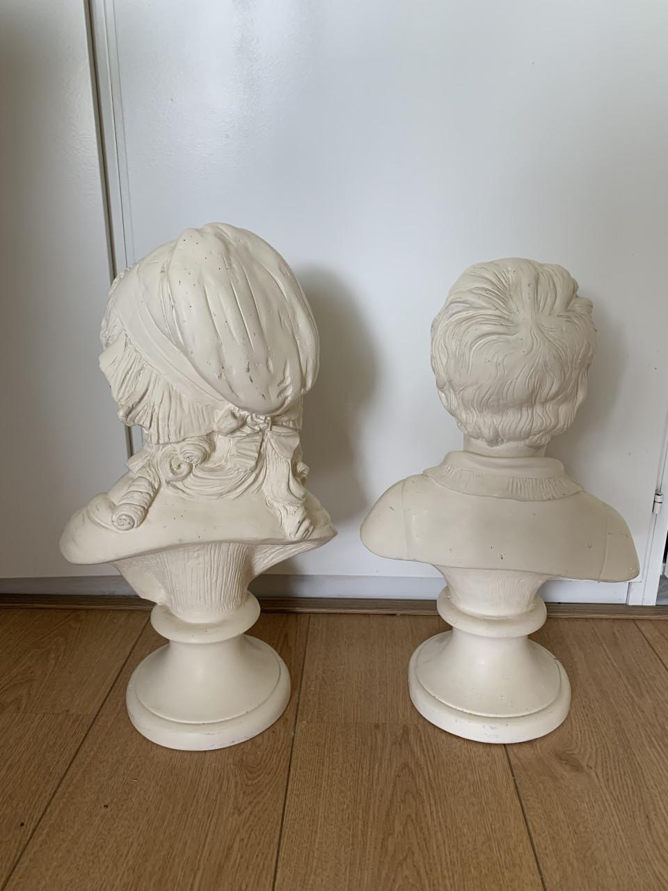 2 PRACHTIGE GROTE BORST BEELDEN, JONGEN EN MEISJE