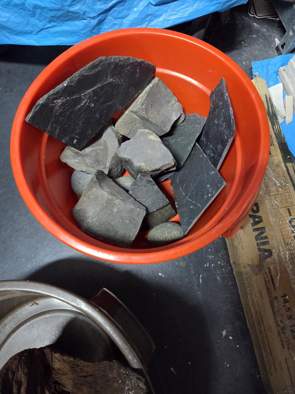 Aquarium stenen en groot stuk hout.