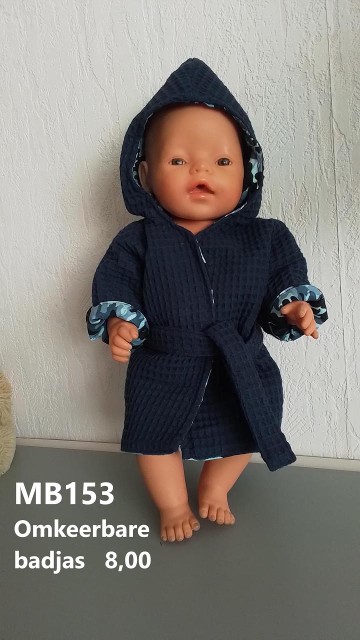 Poppenkleertjes baby born. Omkeerbare badjas. Opbrengst KiKa.