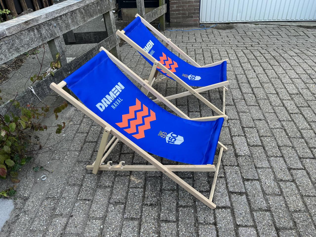 Strandstoel met reclame van Opel en Damen