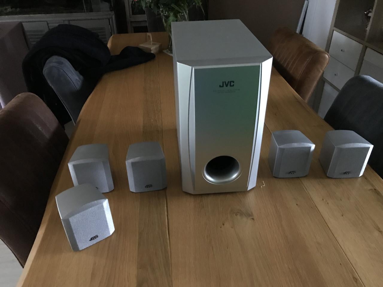 JVC subwoofer en vijf compacte satellietluidsprekers.