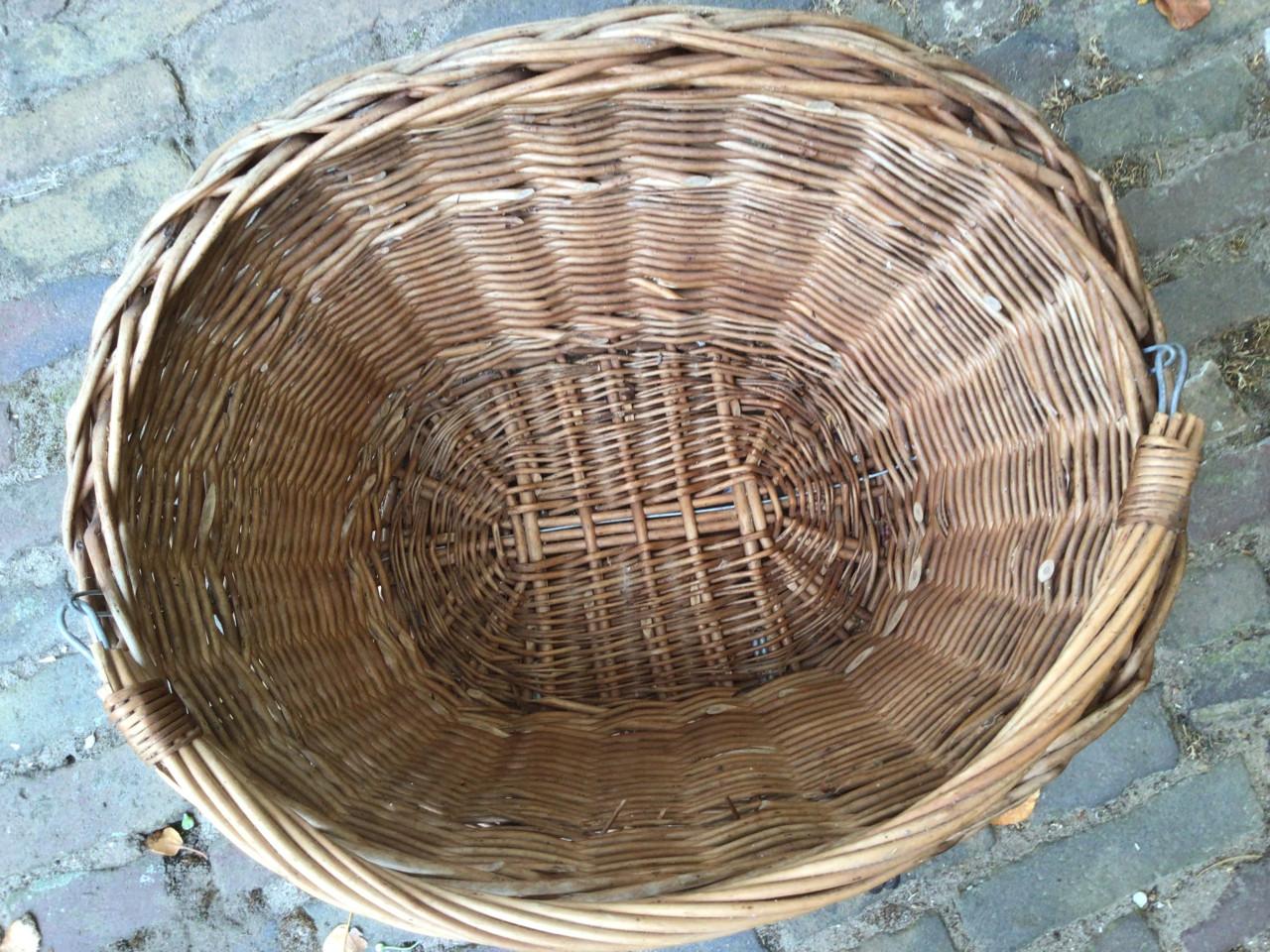 Rieten fietsmand voor voor op de fiets