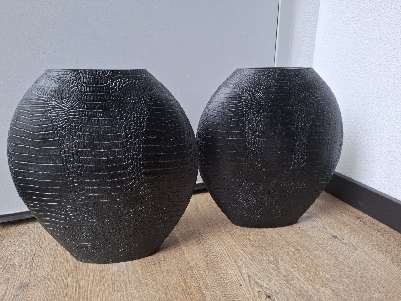 Set zwarte stenen vazen