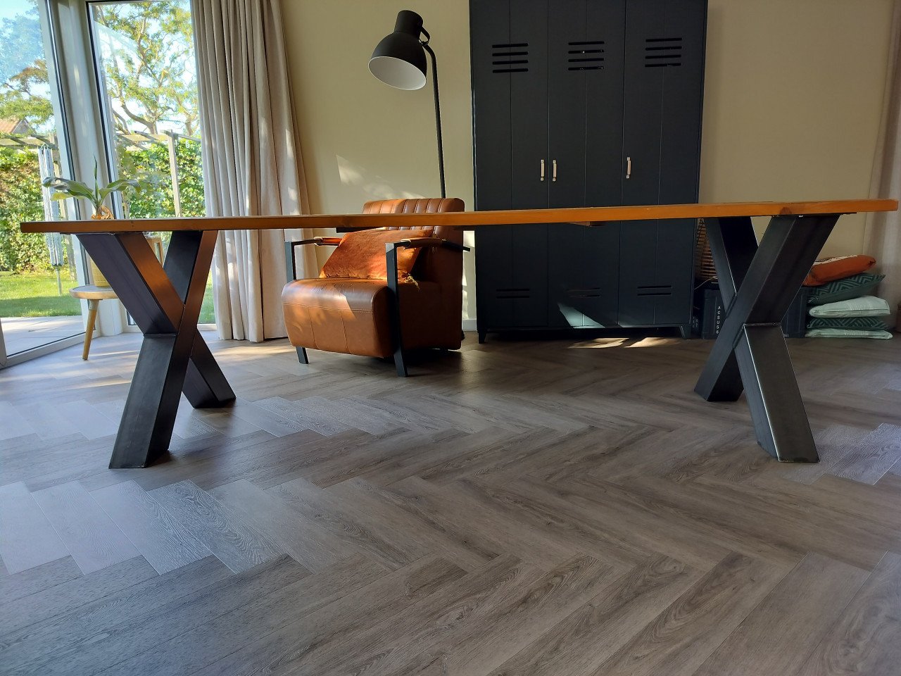 Eettafel met stalen x-poten 240x90x76cm