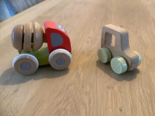 2 houten Auto’s