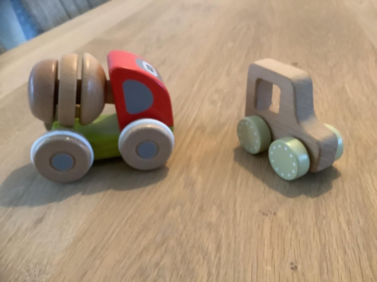 2 houten Auto’s