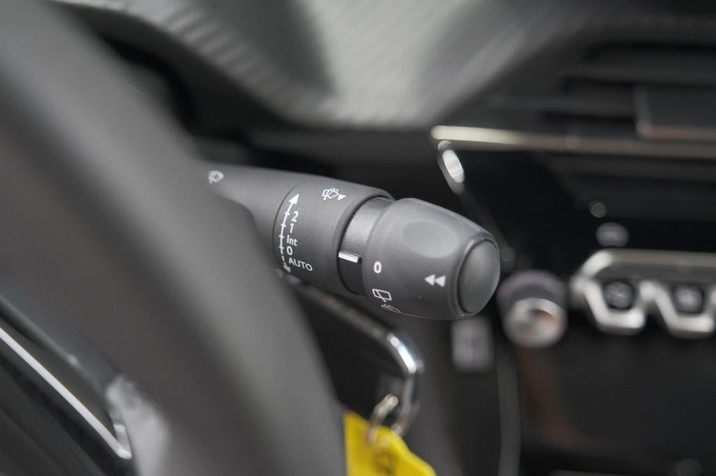 Peugeot 208 1.2 hybrid 110 e-dcs6 allure | climate control | apple carplay 