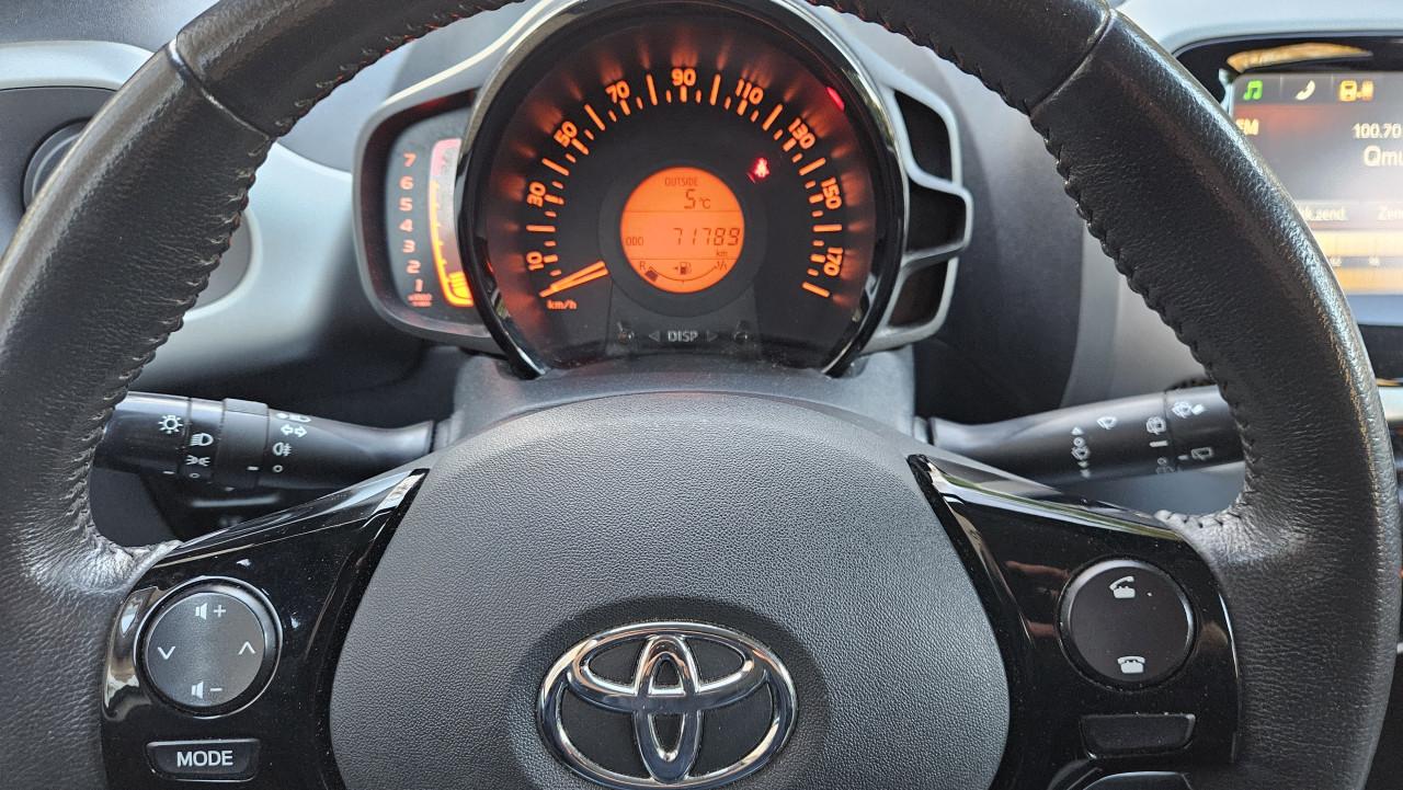 Zuinige TOYOTA AYGO X-PLAY / 1 Eig / NL AUTO / NAP / DEALER OND / 71.789 km
