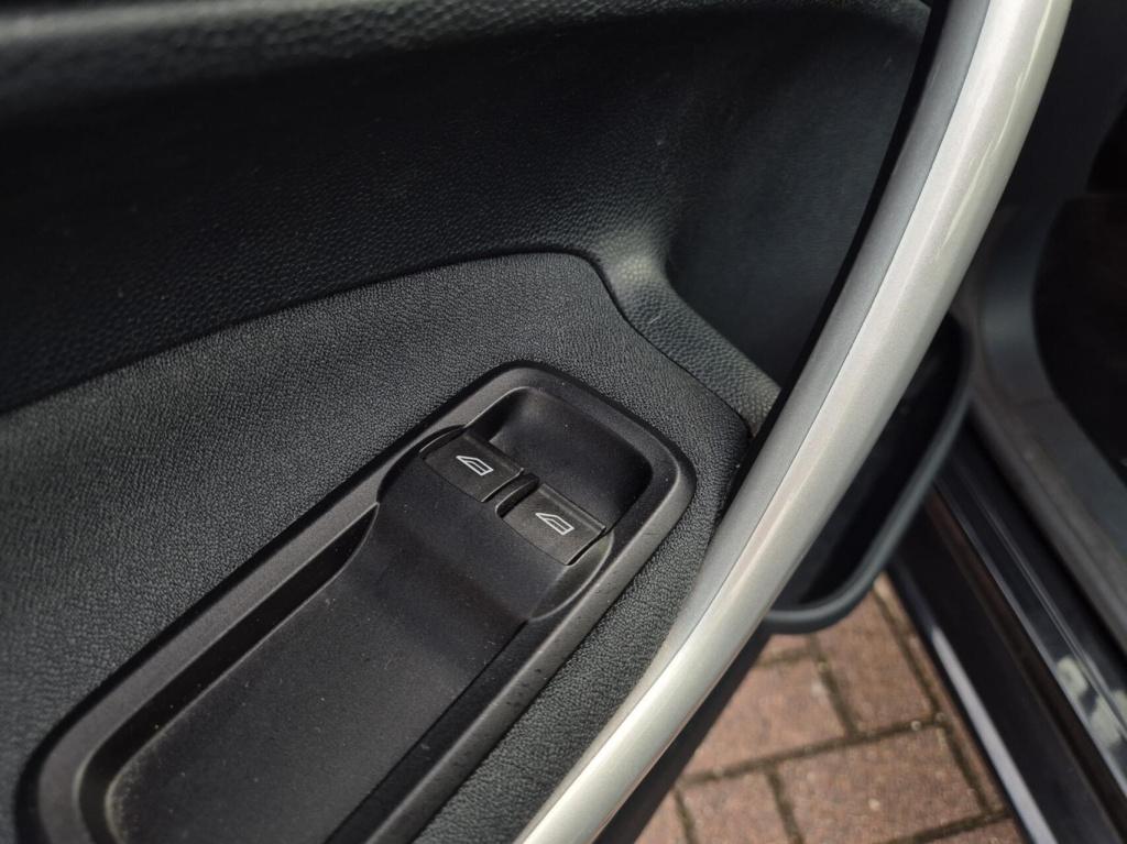 Ford Fiesta 1.25 titanium / dealeronderhouden / voorruitverwarming / stoelv
