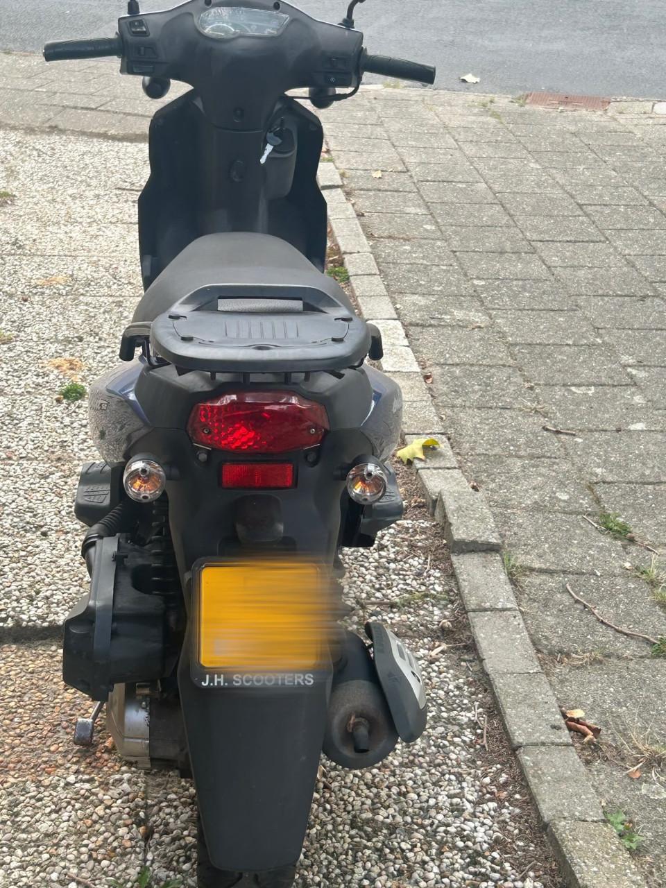 Sym orbit 50 geel kenteken 52 km/h