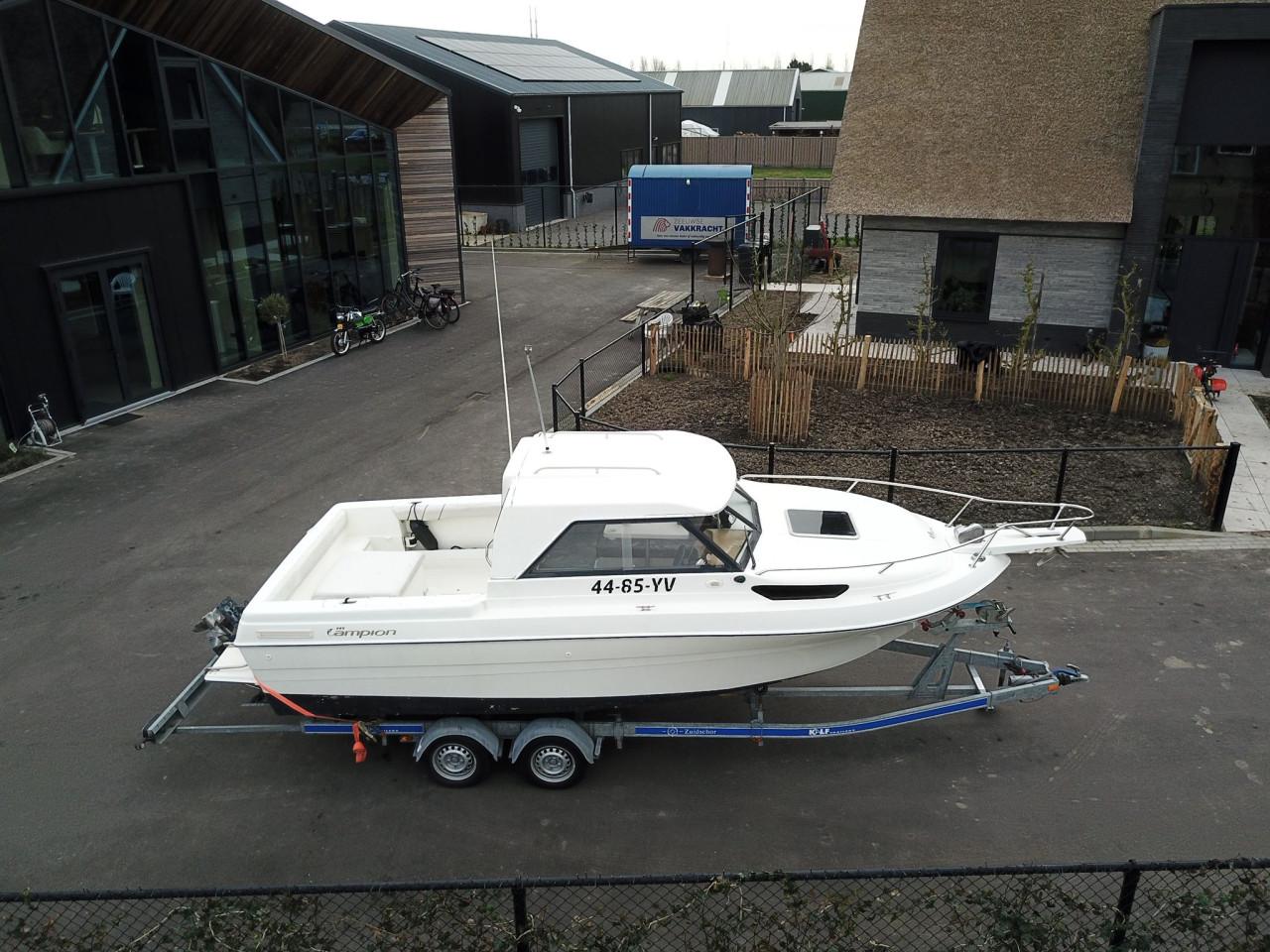 Kajuitboot met 190 pk binnenboord en trailer