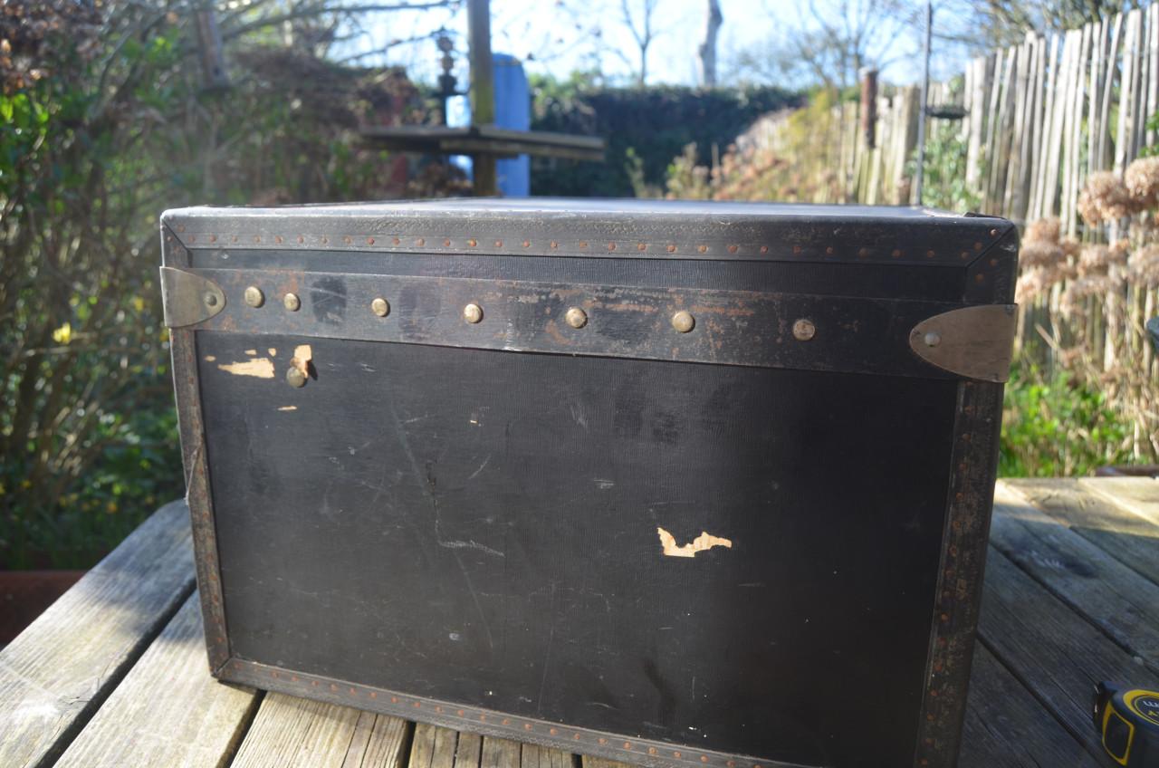 Fraaie antieke (houten?) reiskoffer met goed beslag