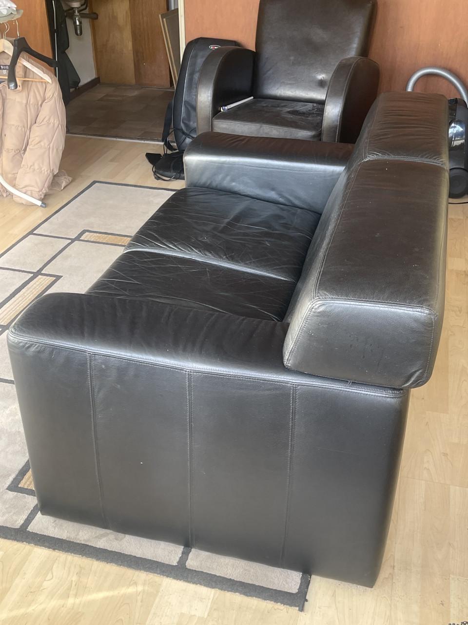 Tweedehands zwarte leren bankstel te koop aangeboden