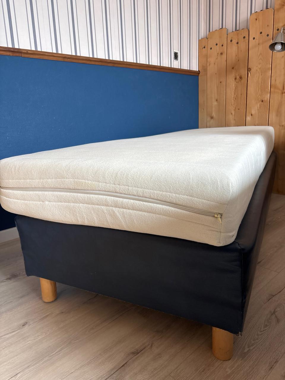 Boxspring B 0.80 x L 200 x H 0.57 Kleur boxspring donkerblauw.