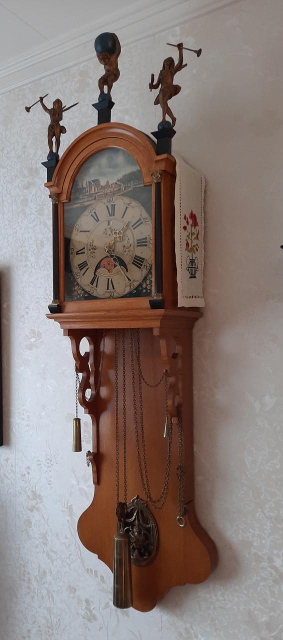 Friese staartklok te koop van Eikenhout, in perfecte staat !!