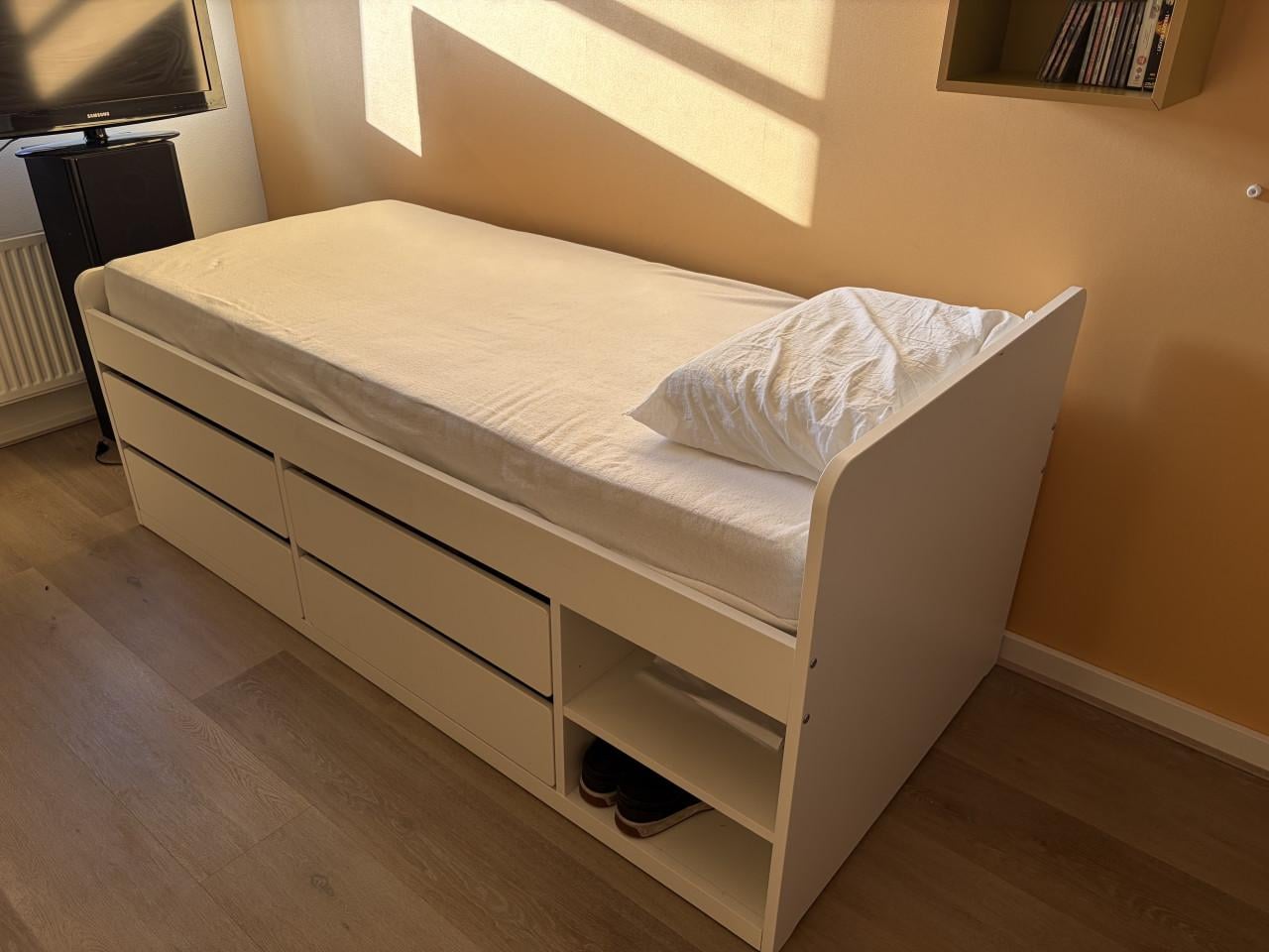 IKEA bed met 4 lades, lattenbodem en matras