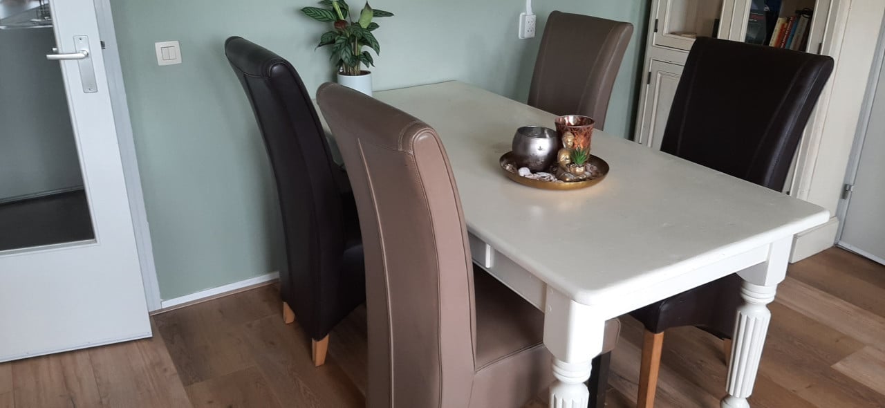 Eetkamertafel met 4 stoelen
