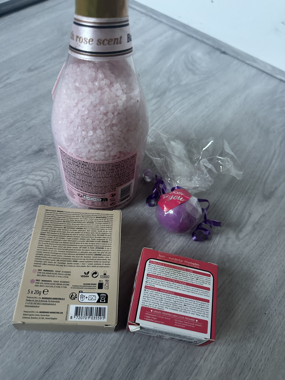 Verschillende soorten spullen voor in bad (badzout, badboms enemotion cube)