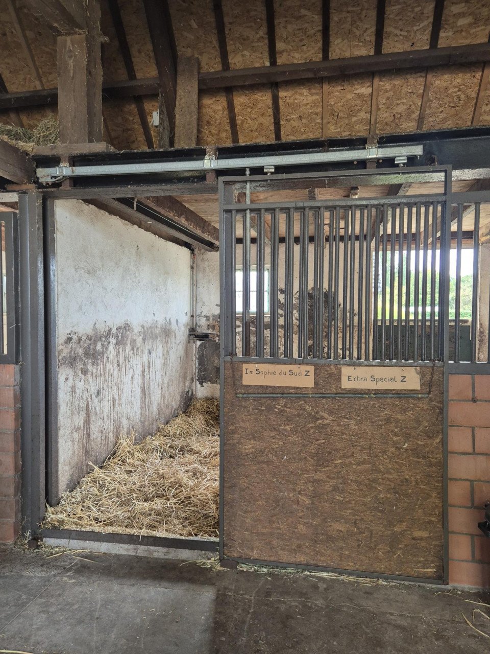 Paardenstal - staldeuren en tussenwanden te koop